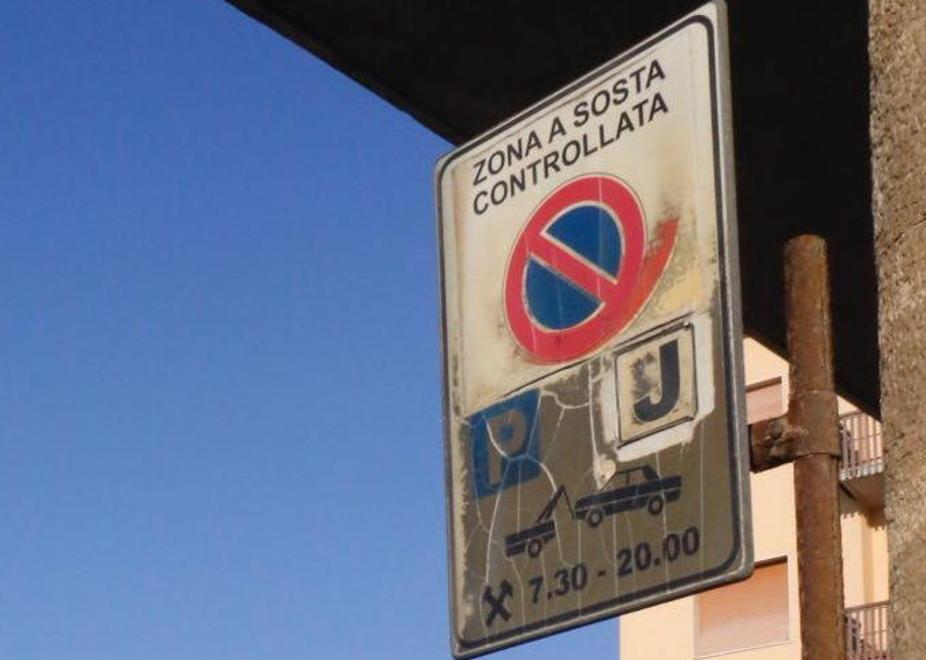 Diventa tutto blu «Via il 12 marzo» 