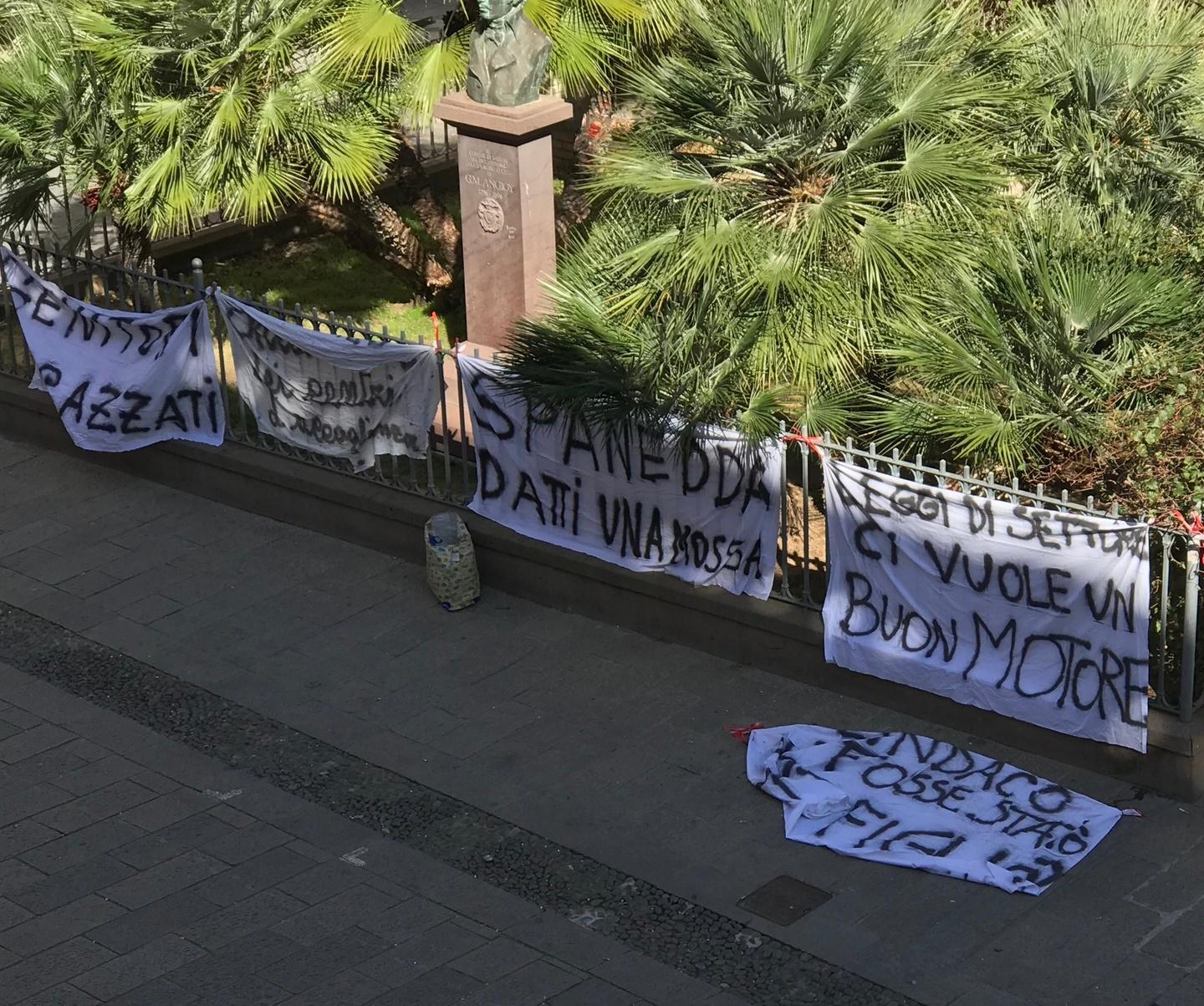 Legge 20, in Comune esplode la rabbia 