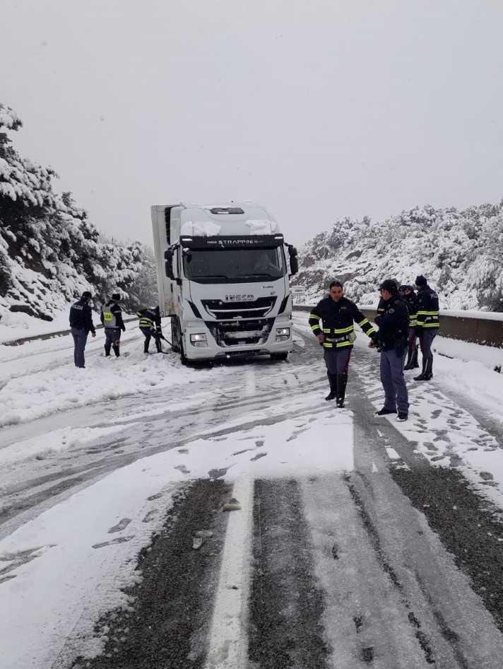 La neve crea disagi nella Baronia ma salva la Barbagia 