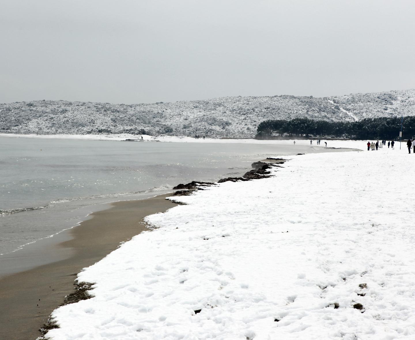 Il dolce risveglio di Olbia la neve imbianca la costa 
