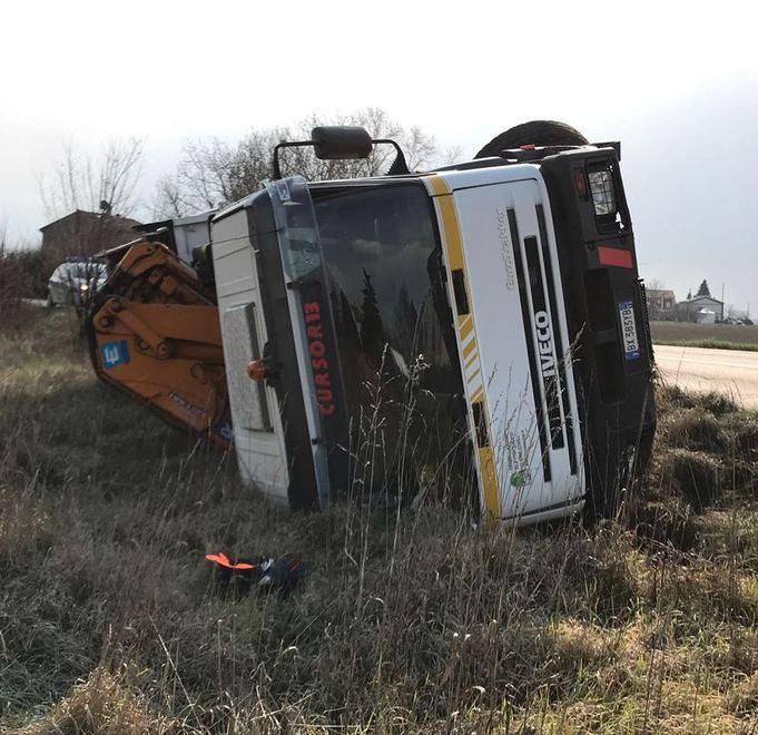 Medolla, camion si rovescia Statale bloccata 