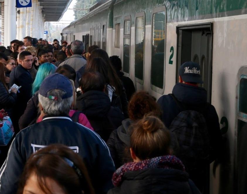 Passaggio a livello in tilt: ritardi e treni cancellati 
