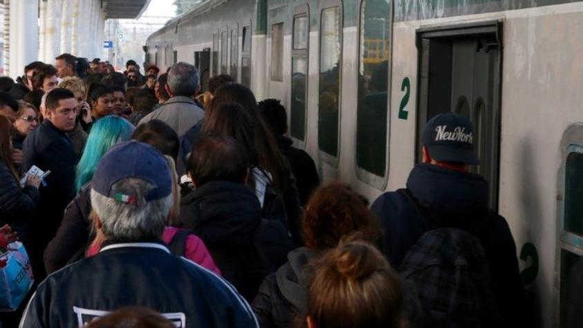 Passaggio a livello in tilt: ritardi e treni cancellati