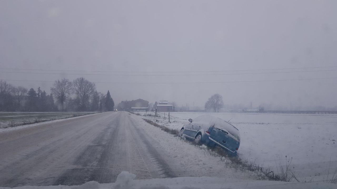 Live / Allerta Meteo. Nevica ancora, pericolo gelo. Scuole chiuse in gran parte della provincia ma non a Modena