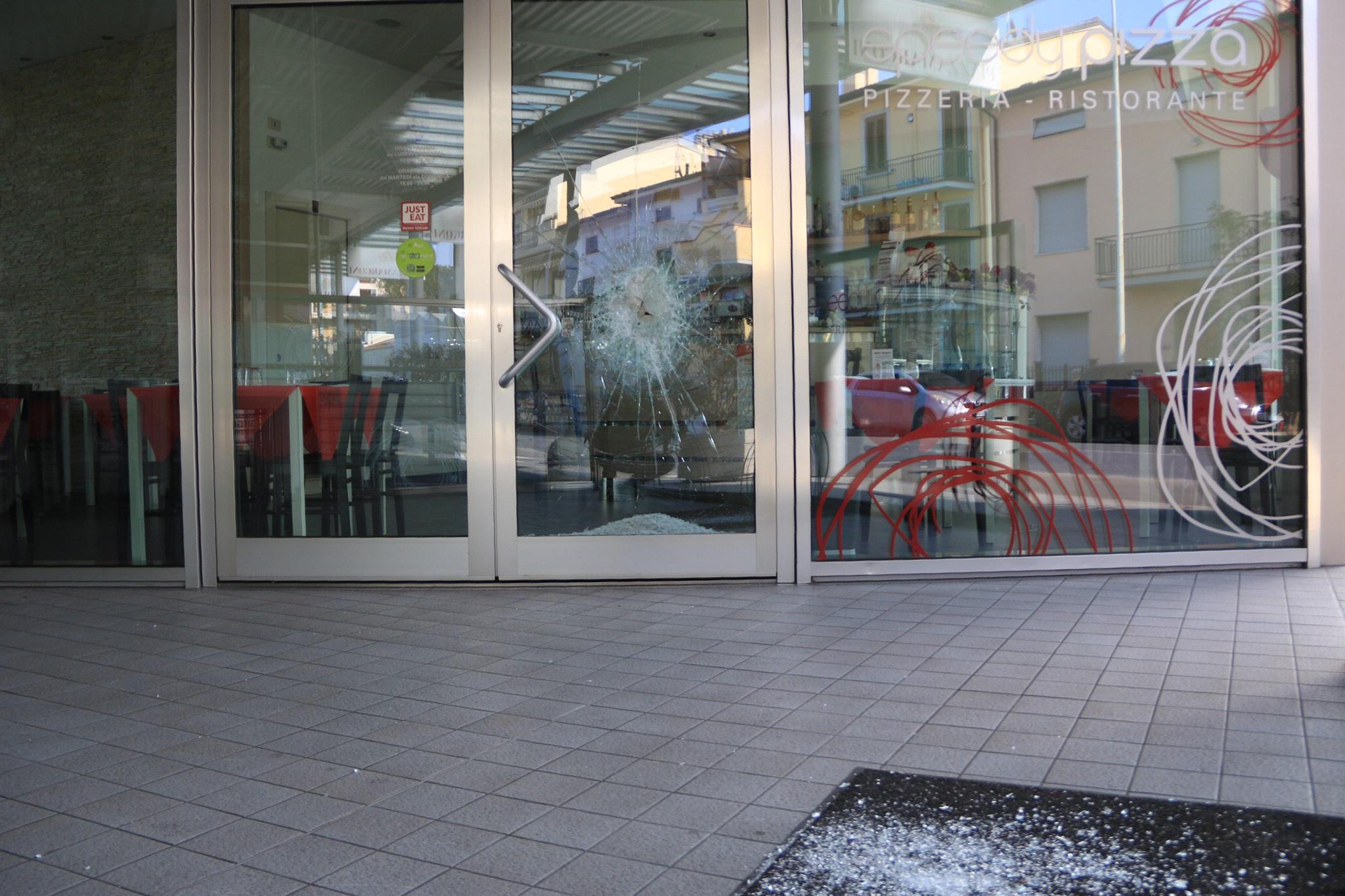 Una delle recenti "spaccate" in un negozio di piazza Marconi