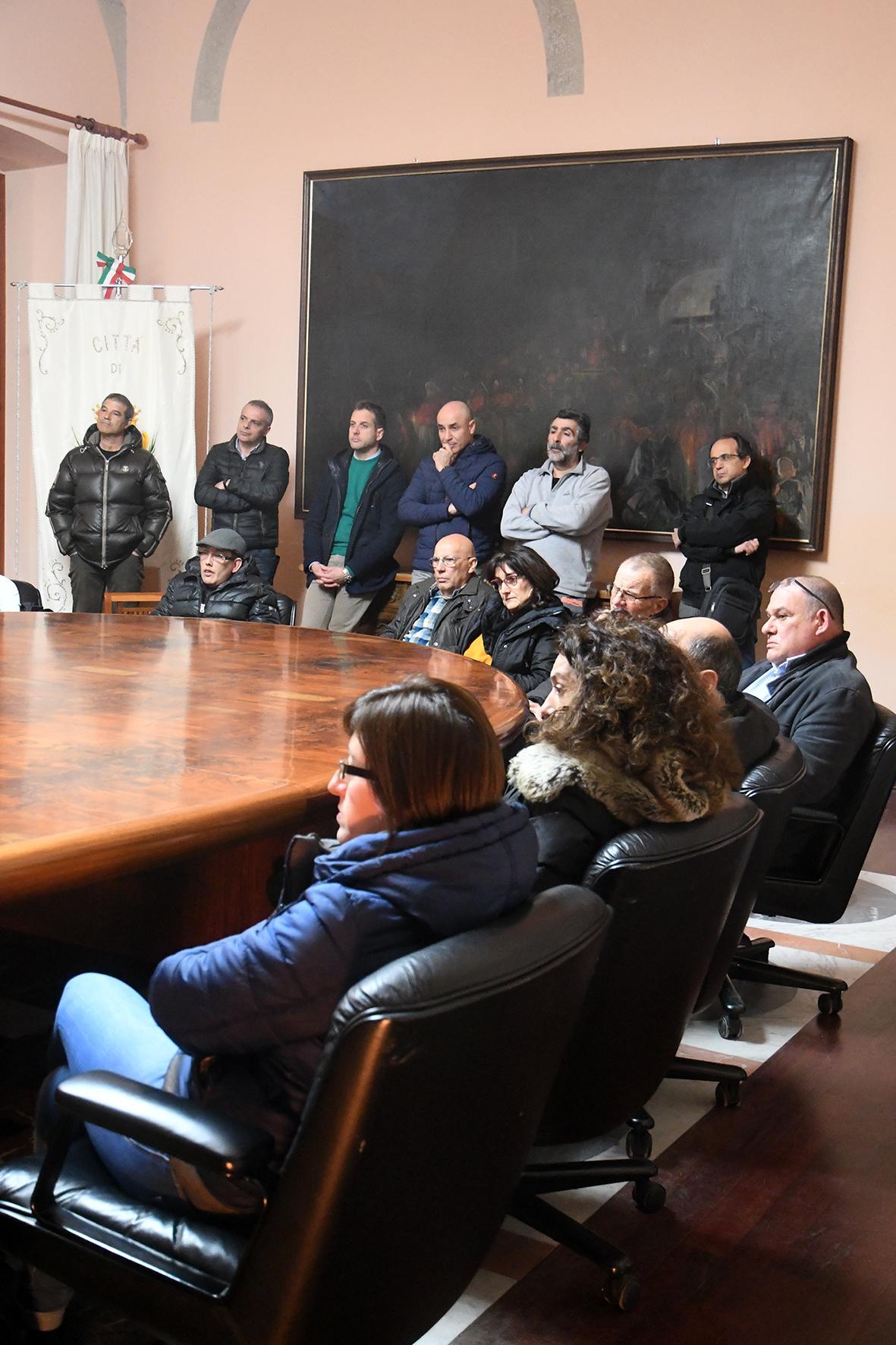 Alcuni residenti della zona di via Laconi all'incontro in Comune