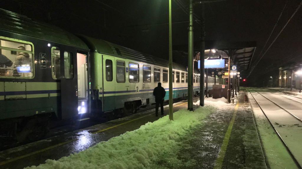 Il treno fermo alla stazione di Vaiano