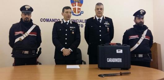 Armato con una roncola assale il negozio Caddy’s 