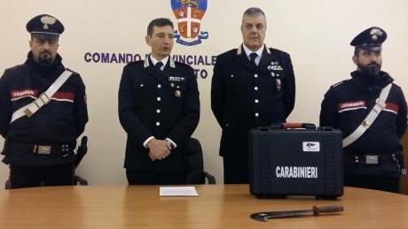 Armato con una roncola assale il negozio Caddy’s