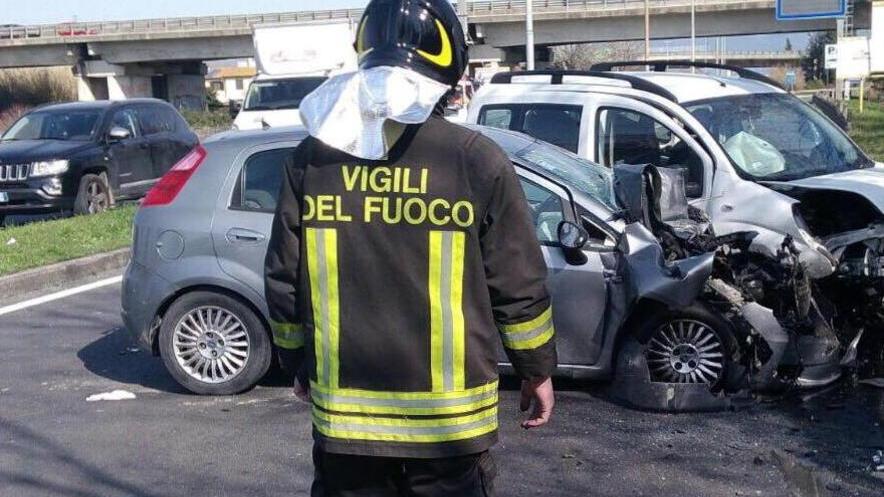 Salto di carreggiata con schianto frontale