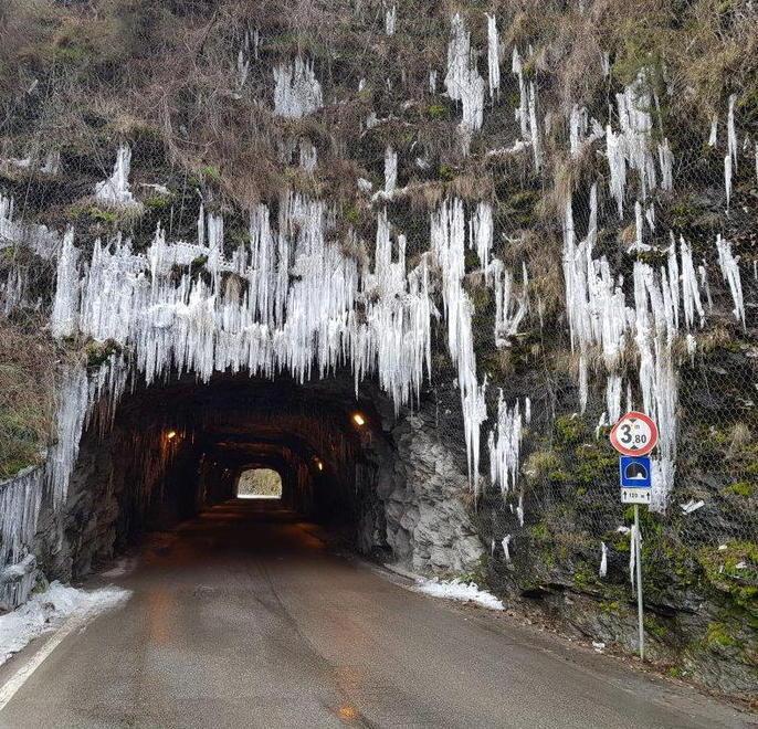 Cornice di ghiaccio incombe sul tunnel di Retignano