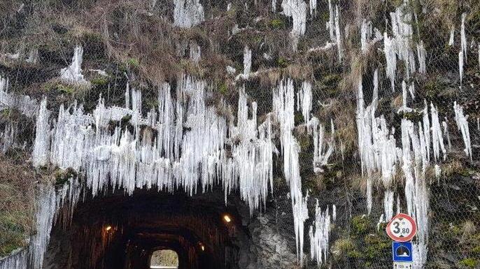 Cornice di ghiaccio incombe sul tunnel di Retignano