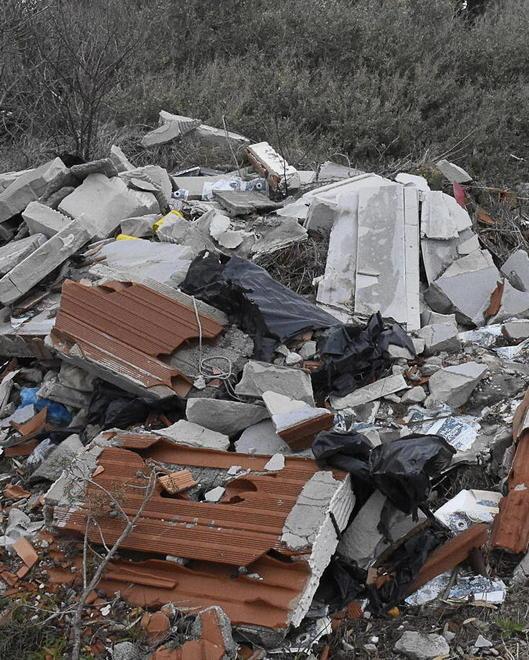 Rifiuti selvaggi e poca differenziata La Tari aumenta di 60mila euro