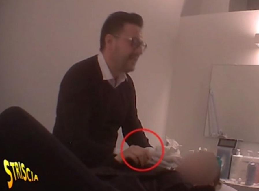 Infezione dopo le “punturine” Striscia accusa: non è medico 