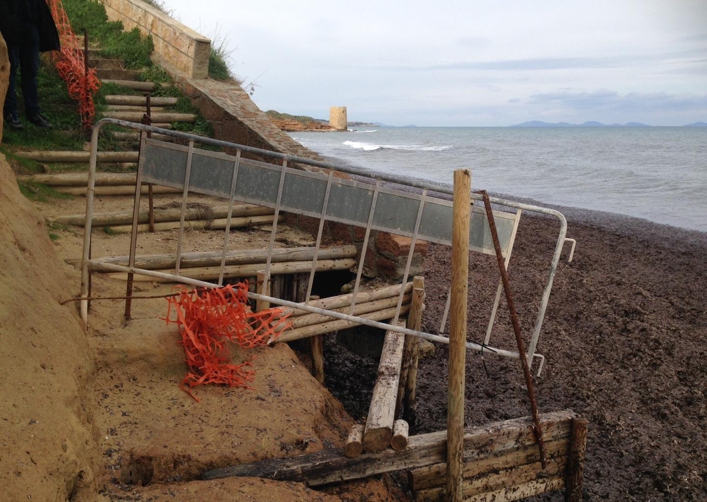 L’erosione costiera divora mezza spiaggia ad Abbacurrente 