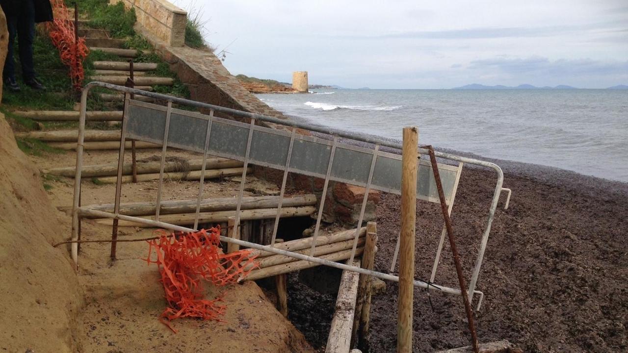 L’erosione costiera divora mezza spiaggia ad Abbacurrente 