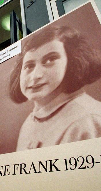 Gli alunni leggono insieme in classe il Diario di Anne Frank 
