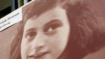 Gli alunni leggono insieme in classe il Diario di Anne Frank