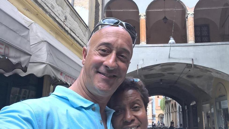 Tragedia in vacanza, annega a 52 anni davanti alla moglie