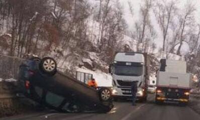 Sbanda e cappotta sul viadotto