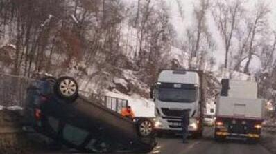 Sbanda e cappotta sul viadotto