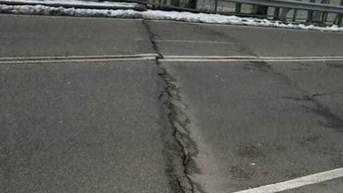 Il ponte si abbassa al centro Il Comune corre a sistemarlo