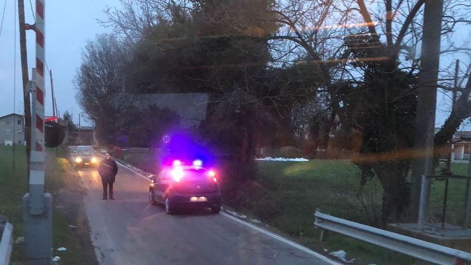 Carabinieri-casellanti al passaggio a livello bloccato