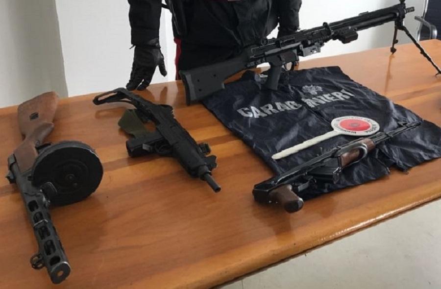 Parte delle armi sequestrate alla banda che voleva sequestrare la salma di Enzo Ferrari