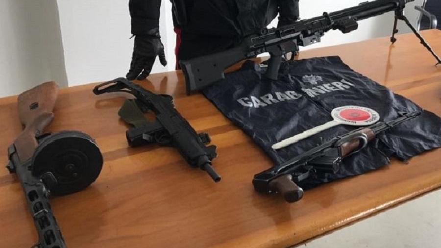 Parte delle armi sequestrate alla banda che voleva sequestrare la salma di Enzo Ferrari