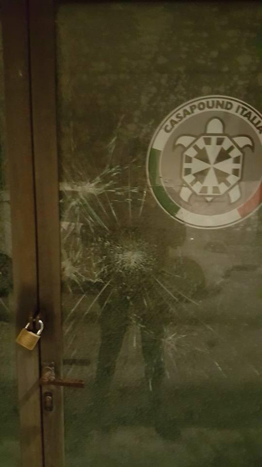 Il vetro infranto nella sede di CasaPound Italia Prato