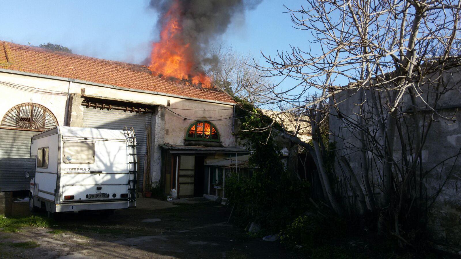 Sassari, rogo in una sala di incisione in via Padre Zirano