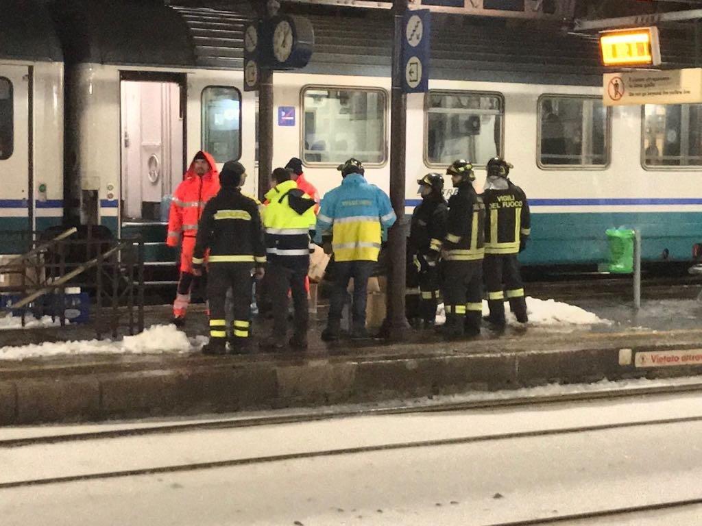 Soccorritori pronti a intervenire in aiuto dei viaggiatori  alla stazione di vaiano