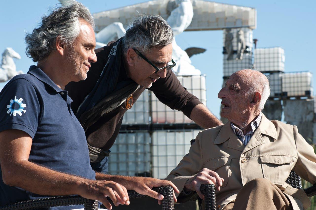 Gillo Dorfles, primo a destra, con il tenore Andrea Bocelli e il regista Alberto Bartalini