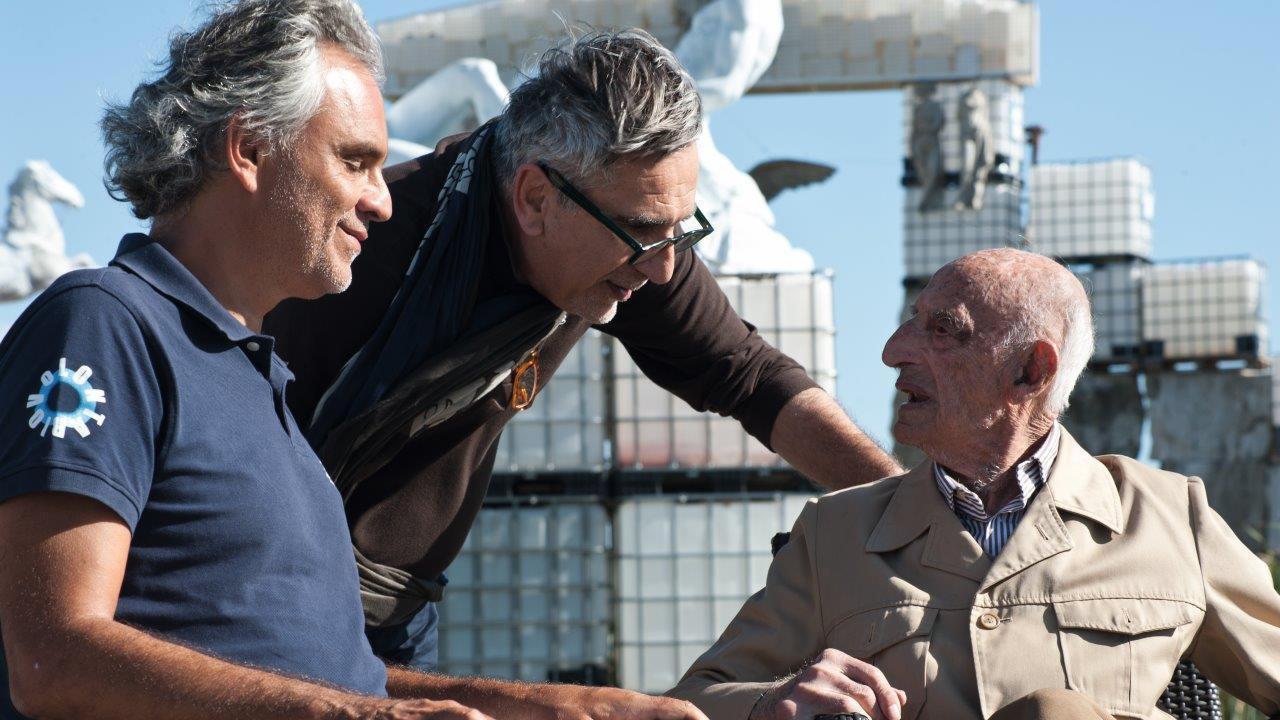 Gillo Dorfles, primo a destra, con il tenore Andrea Bocelli e il regista Alberto Bartalini