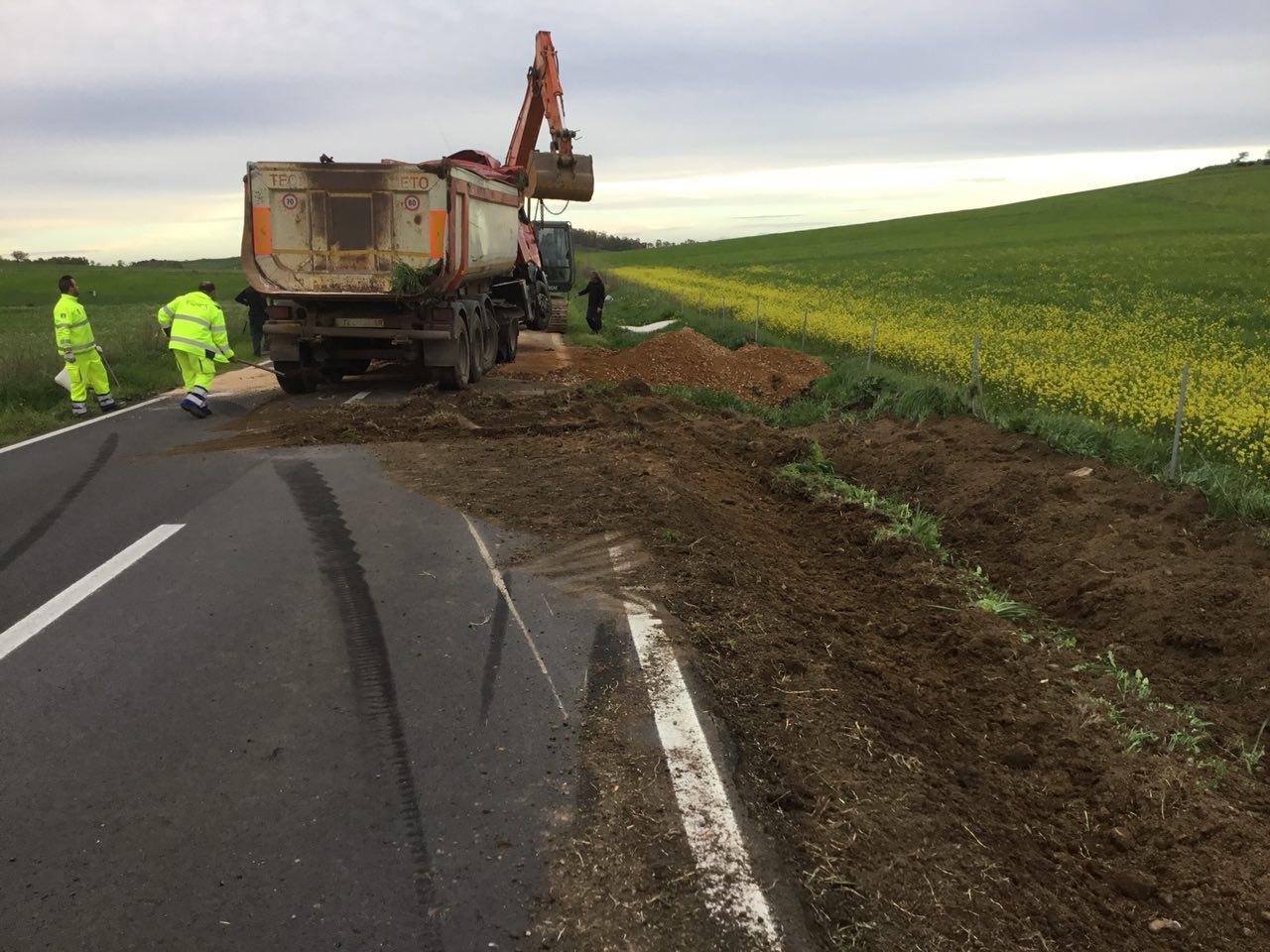 I lavori di pulizia della strada 293