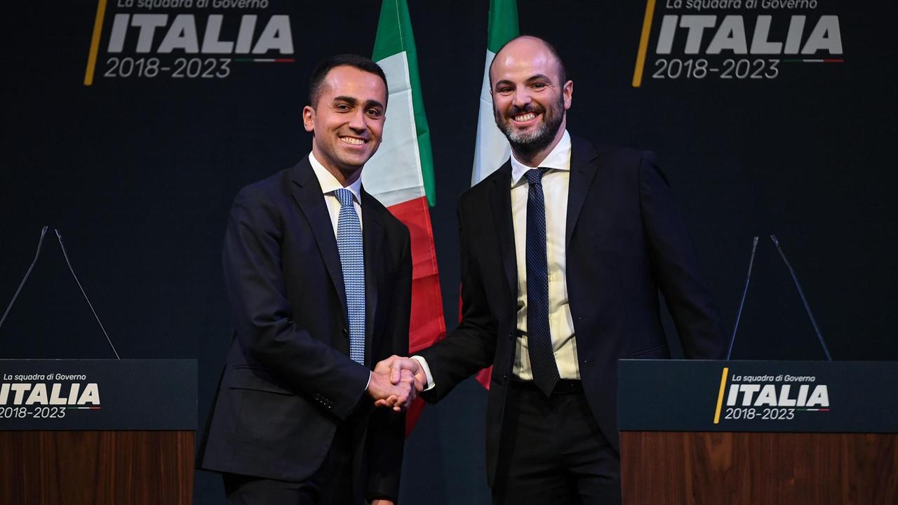 Luigi Di Maio e Andrea Roventini durante la presentazione della squadra di governo 5 Stelle all'Eur a Roma
