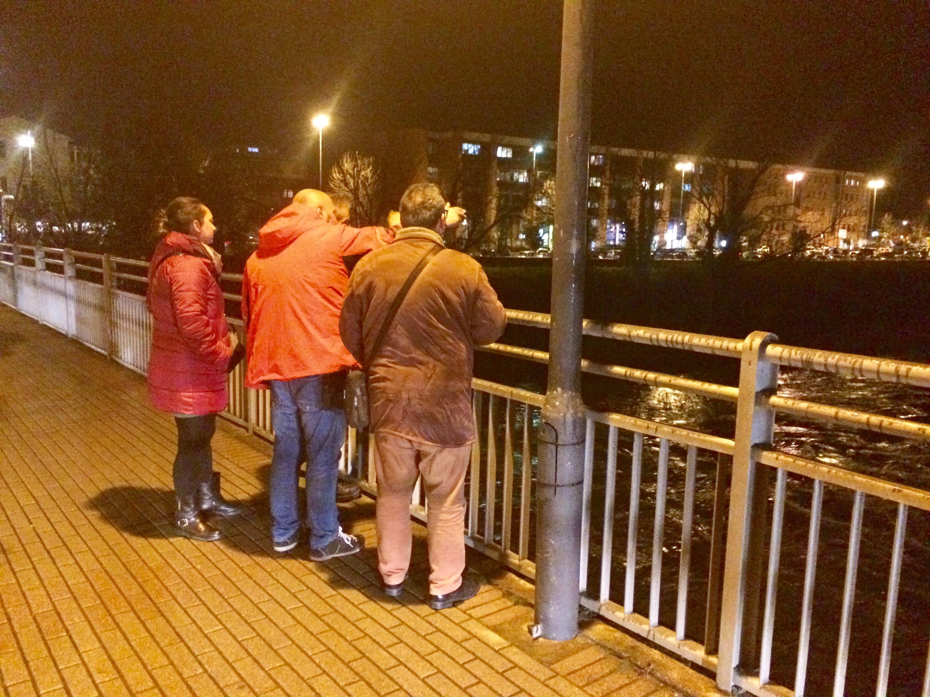 Il sindaco Lippi con gli assessori Giannini e Costantino mentre monitorano il fiume
