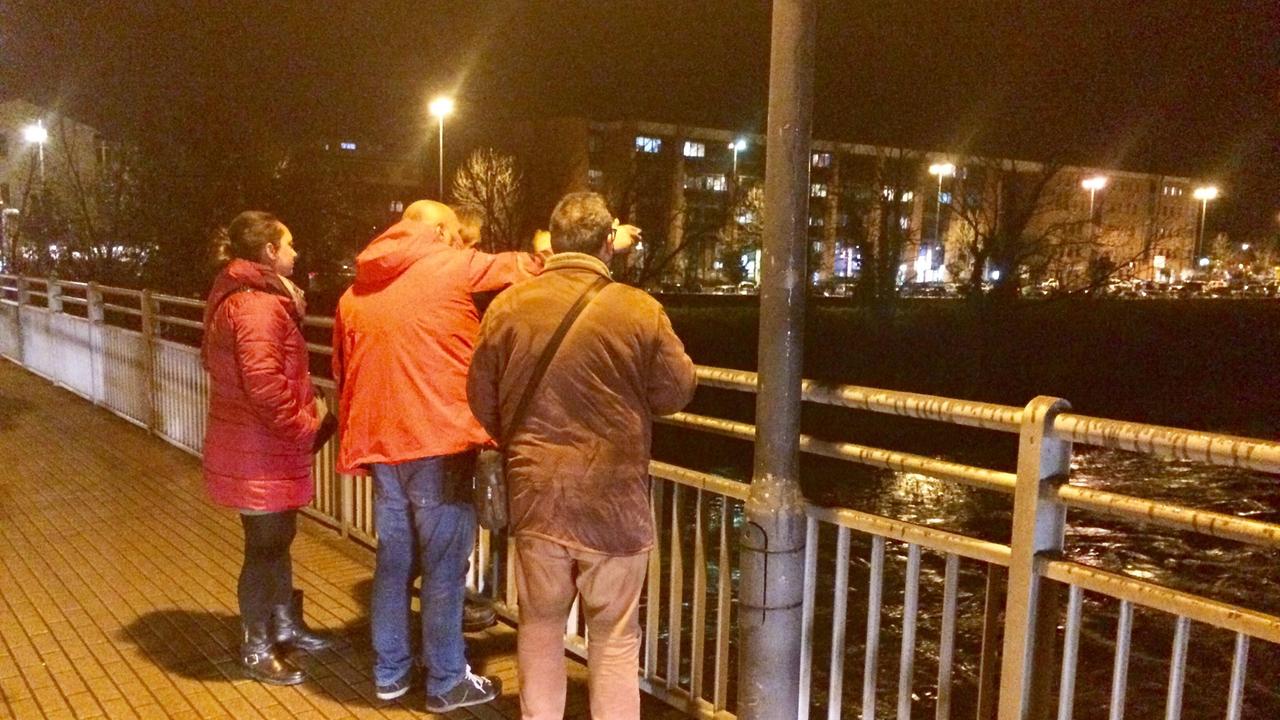 Il sindaco Lippi con gli assessori Giannini e Costantino mentre monitorano il fiume