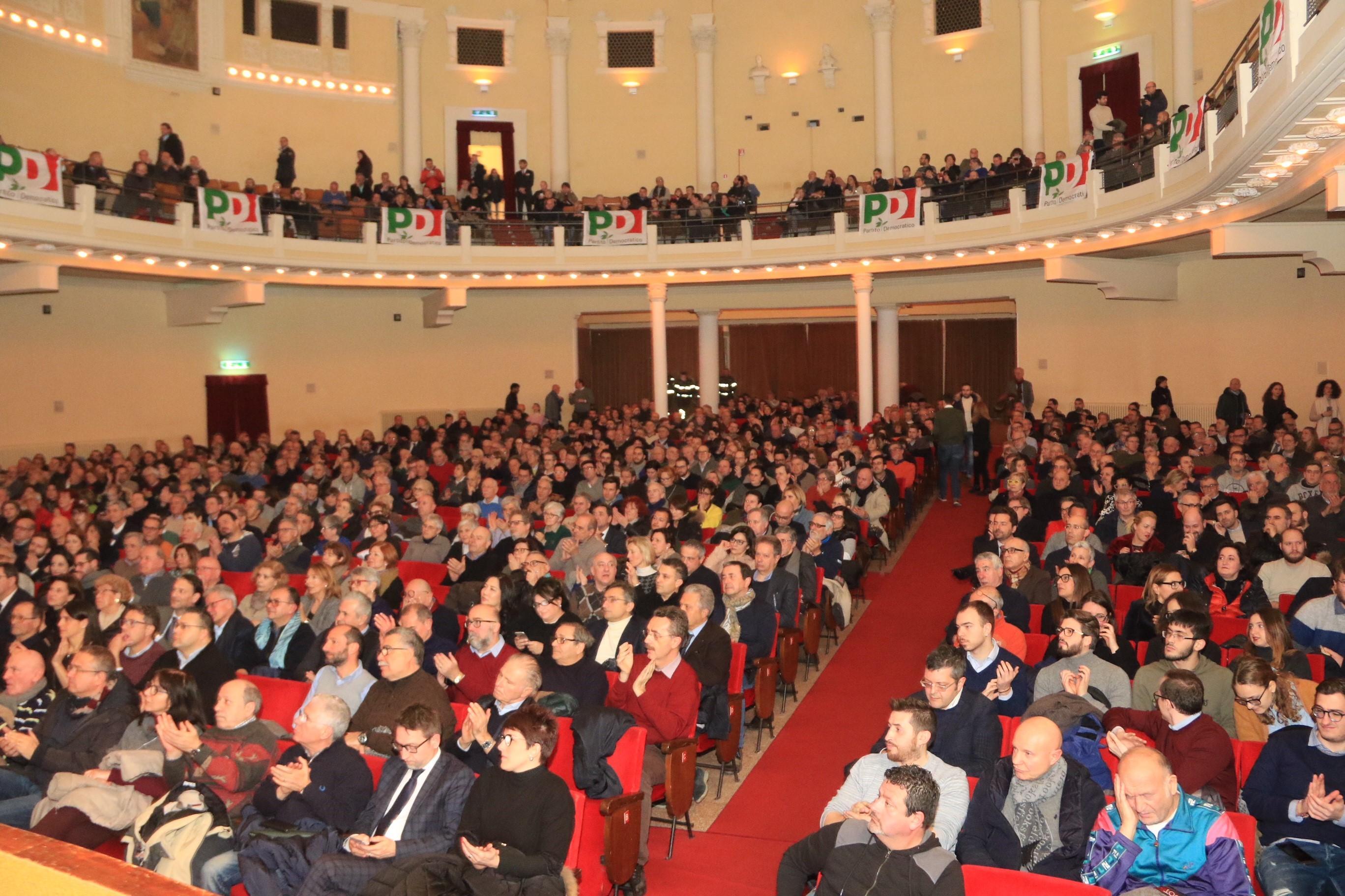 La platea del Pd al Politeama (foto Sproviero Batavia)