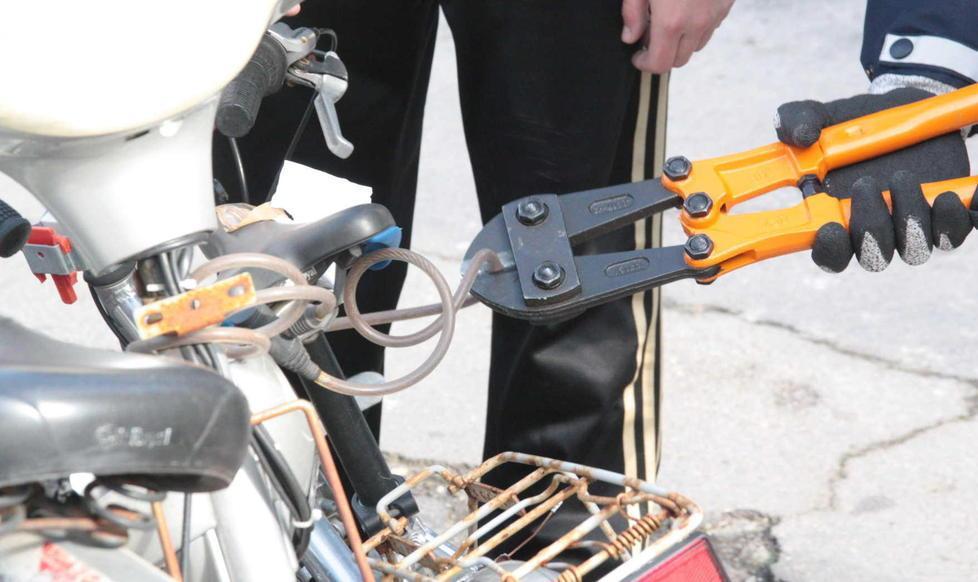 Tentano di rubare una bici, 2 denunciati