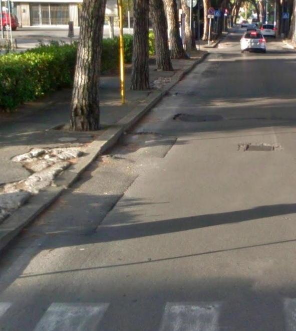 Una veduta di via Sardegna, devastata dalle radici dei pini