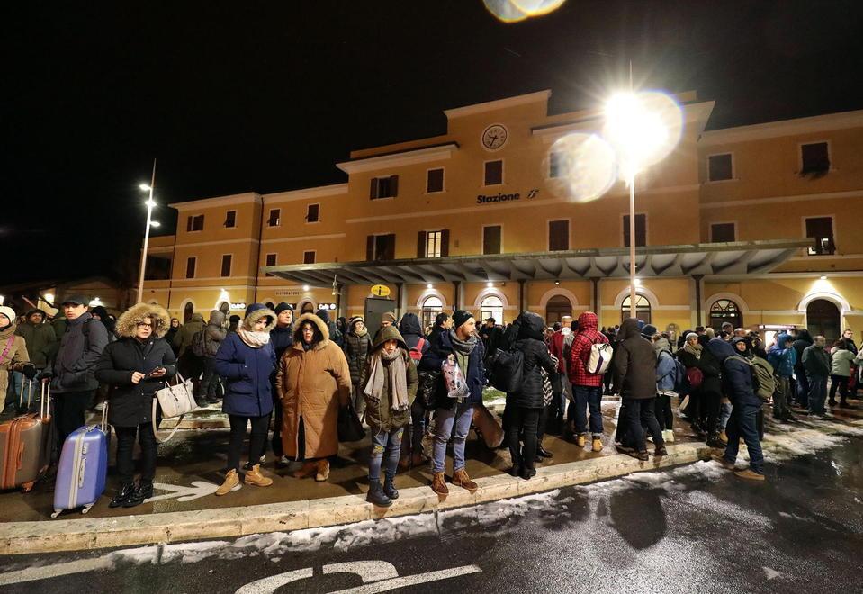 Neve senza caos ma il gelicidio manda in tilt i treni 