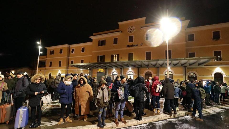 Neve senza caos ma il gelicidio manda in tilt i treni