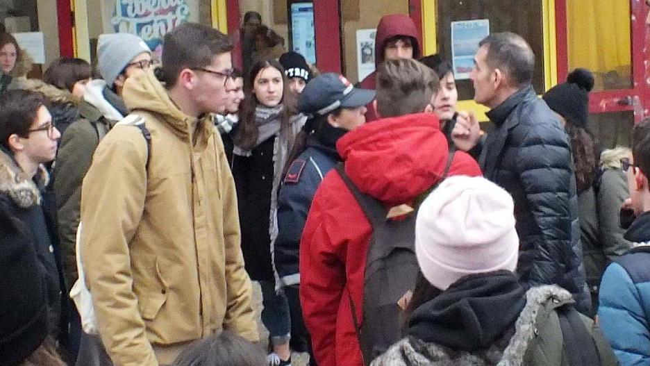 È troppo freddo, gli studenti se ne vanno