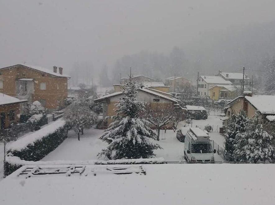 Pochi disagi in Valle ma gli studenti oggi restano a casa 