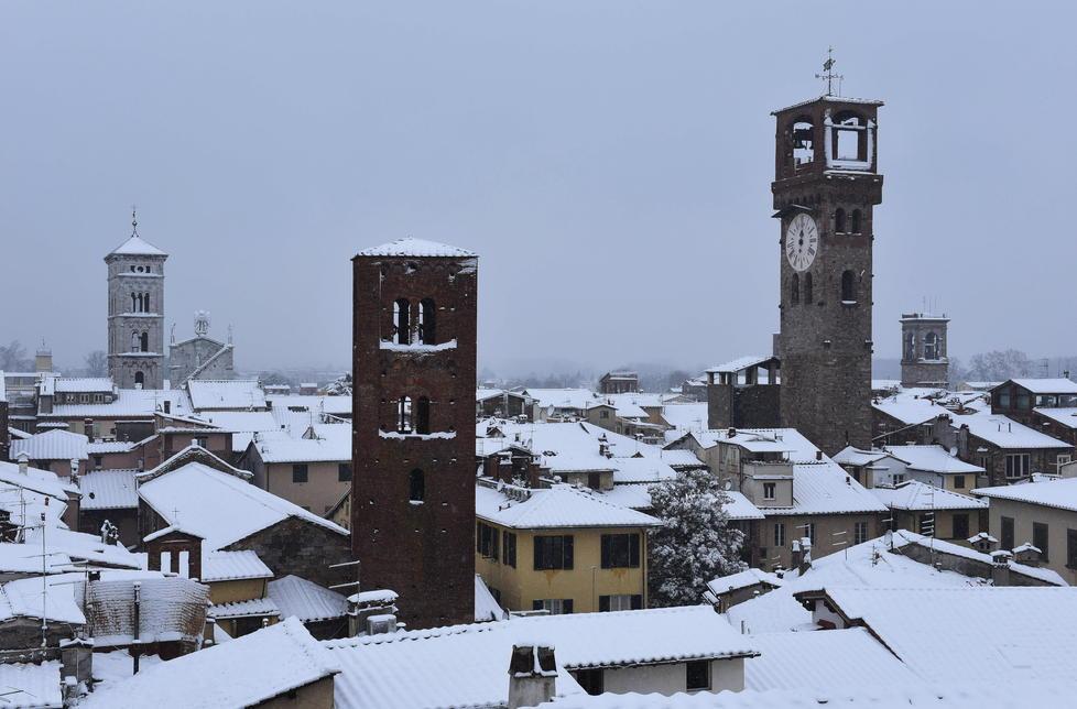 Il piano neve funziona scuole aperte a Lucca 