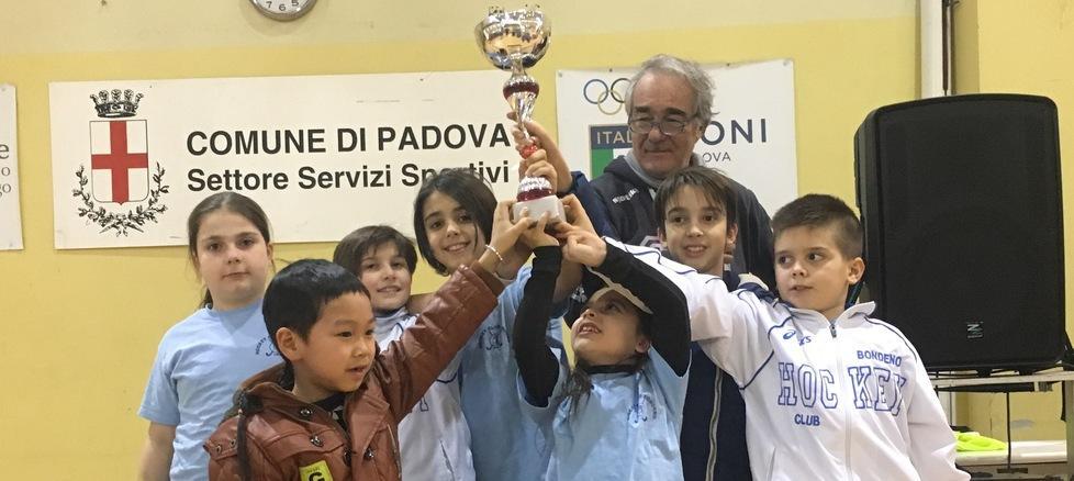 Hockey: Bondeno applaude i baby