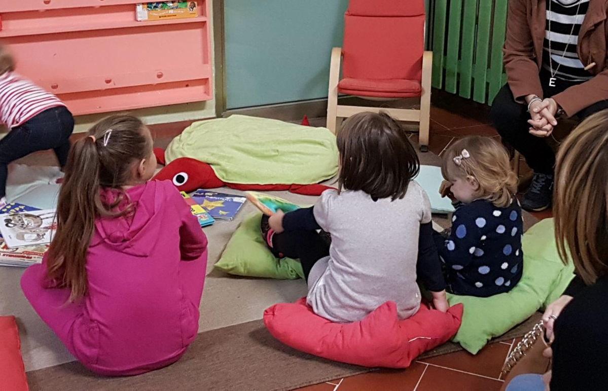 Bambini all'interno di un nido (foto d'archivio)