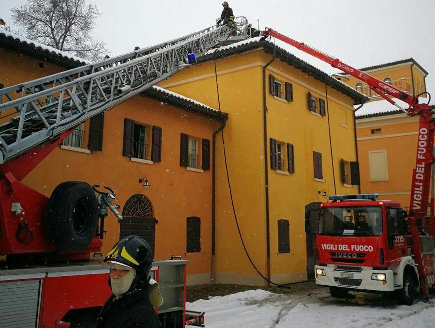 Un altro tetto va a fuoco famiglia evacuata a Roncolo