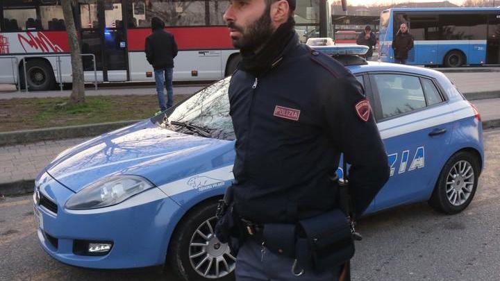 Insegue il ladro che le lancia contro il profumo rubato